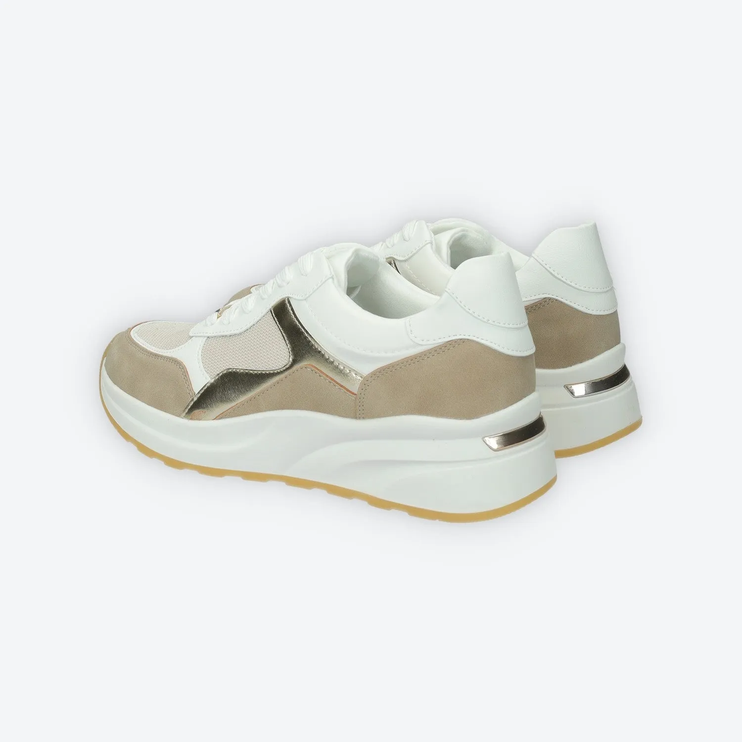 Sneakers con dettagli a contrasto.Tacco alto 3cm